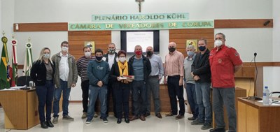 Integrantes da Associação de Bombeiros Voluntários e vereadores, durante sessão de entrega do símbolo da corporação .jpeg