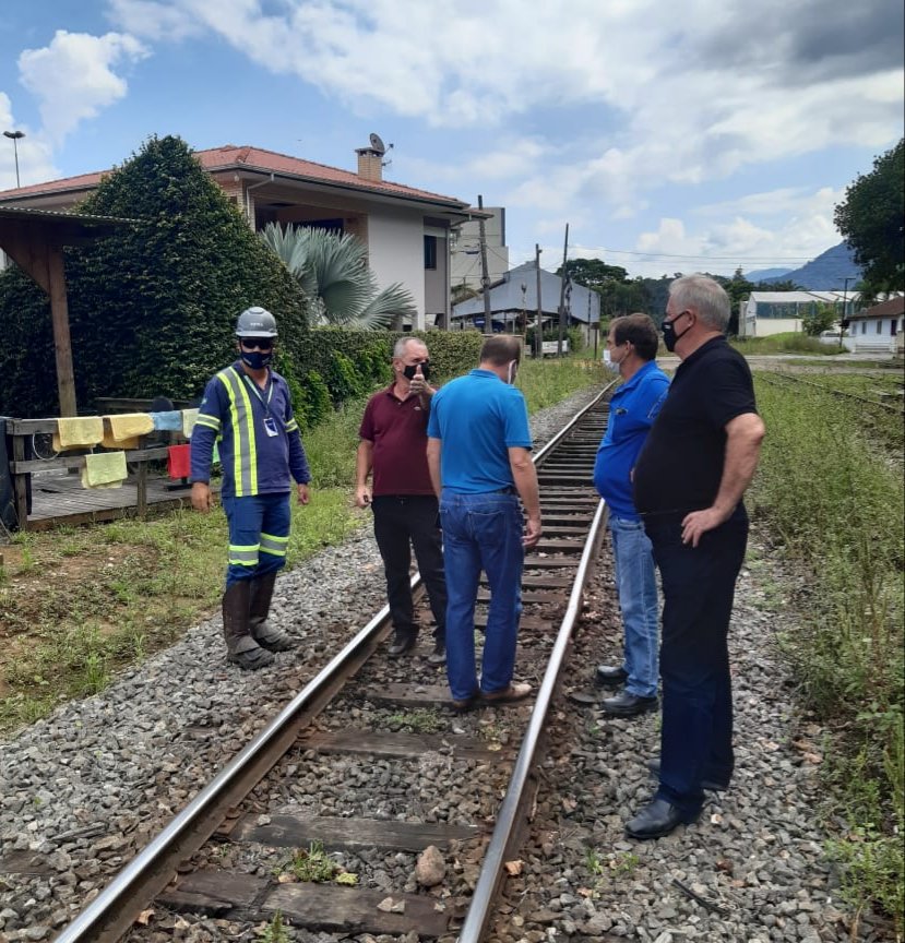 Prefeito Luiz Carlos Tamanini, vice, assessores e fiscal da Rumo, vistoriando margens da linha férrea - Foto divulgação Defesa Civil de Corupá.jpg