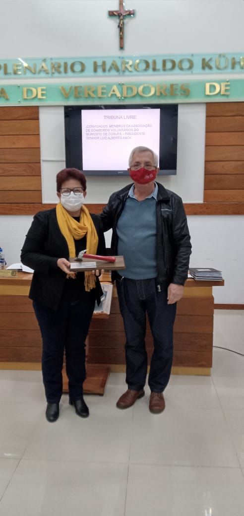 Presidente do legislativo Bernadete Correa Hillbrecht e o presidente da Associação dos Bombeiros Voluntários Luiz Alberto Hack.jpeg