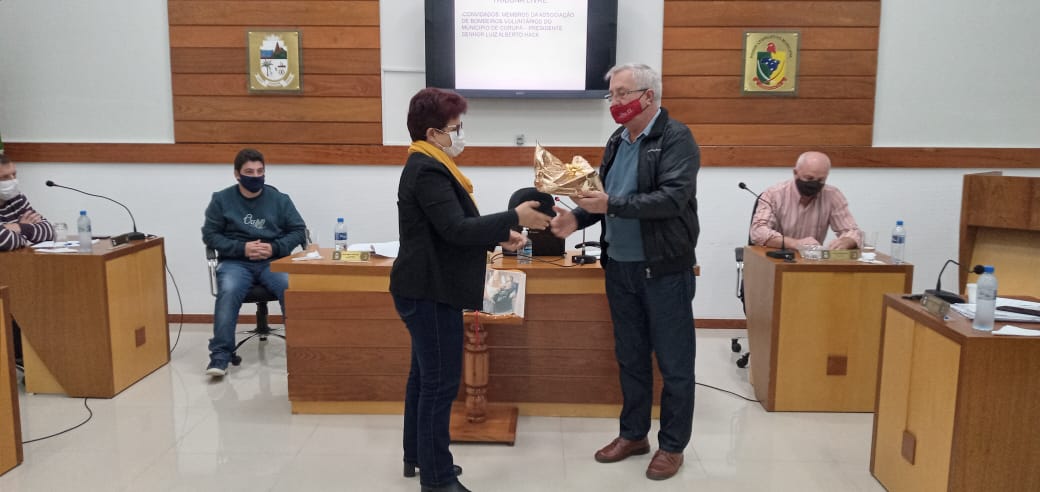 Presidente do legislativo, vereadora Bernadete Correa Hillbrecht e o presidente da Associação dos Bombeiros Voluntários Luiz Alberto Hack -1.jpeg