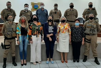 Reunião na Câmara de Vereadores de Guaramirim - Presidente do legislativo Bernadete Correa Hillbrecht, em encontro com vereadoras da região e policiais militares - Foto divulgação Avevi.jpeg