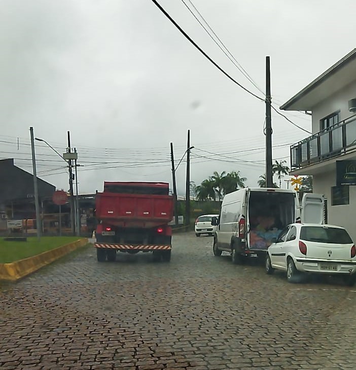 Estacionamento na rua Jorge Lacerda.jpeg