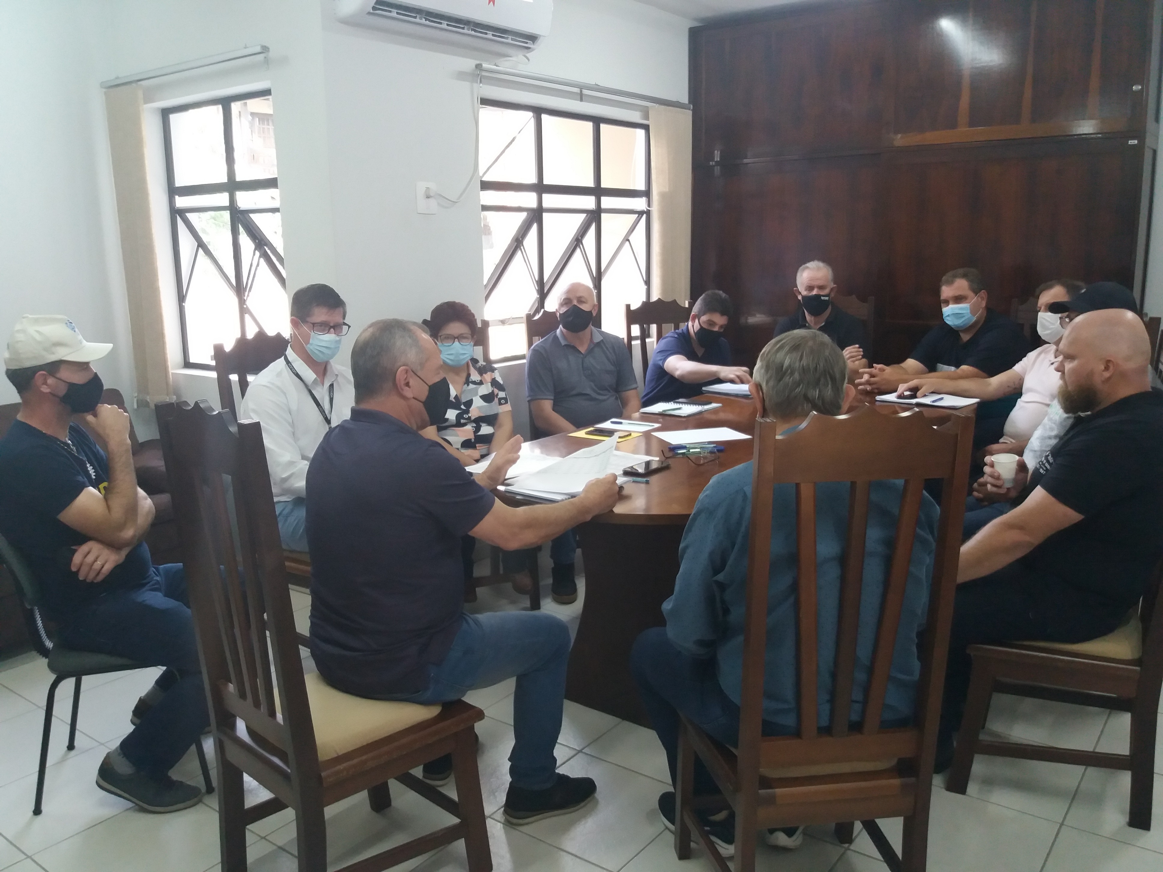 Reunião no legislativo - Vereadores e o prefeito Luiz Carlos Tamanini-3.jpg