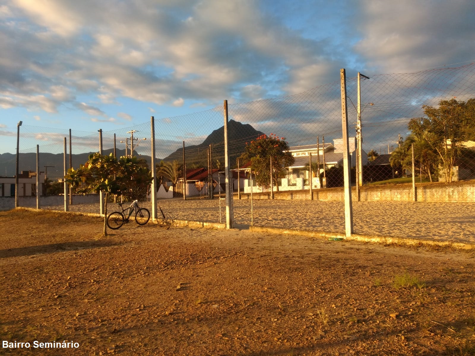 Campo de areia na área de lazer no bairro Seminário.jpeg