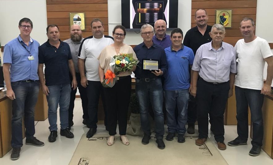 Vereadores e os homenageados da Cerâmica Herrmann.jpeg