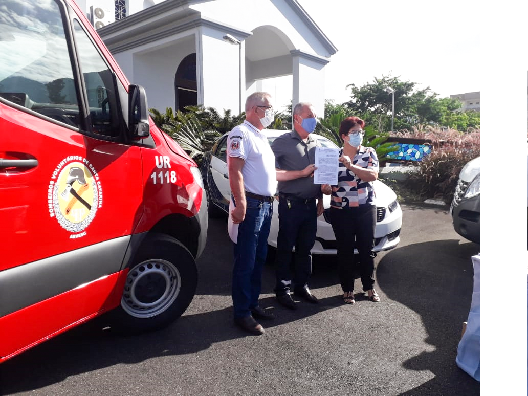 Presidente da Associação dos Bombeiros Voluntários Luiz Alberto Hack, Prefeito Luiz Carlos Tamanini e a Presidente do Legislativo, vereadora Bernadete Correa  Hillbrecht, durante solenidade de entrega de veículos e assinatura de convênio