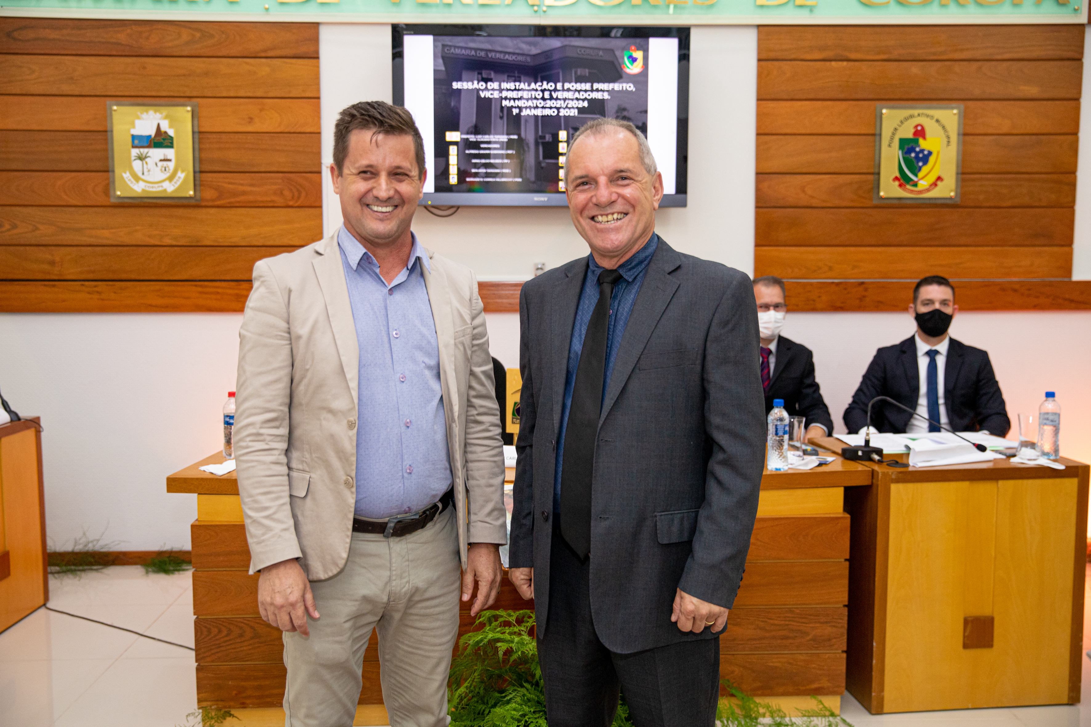 ex-prefeito João C. Gottardi e prefeito empossado Luiz C. Tamanini (6).jpg