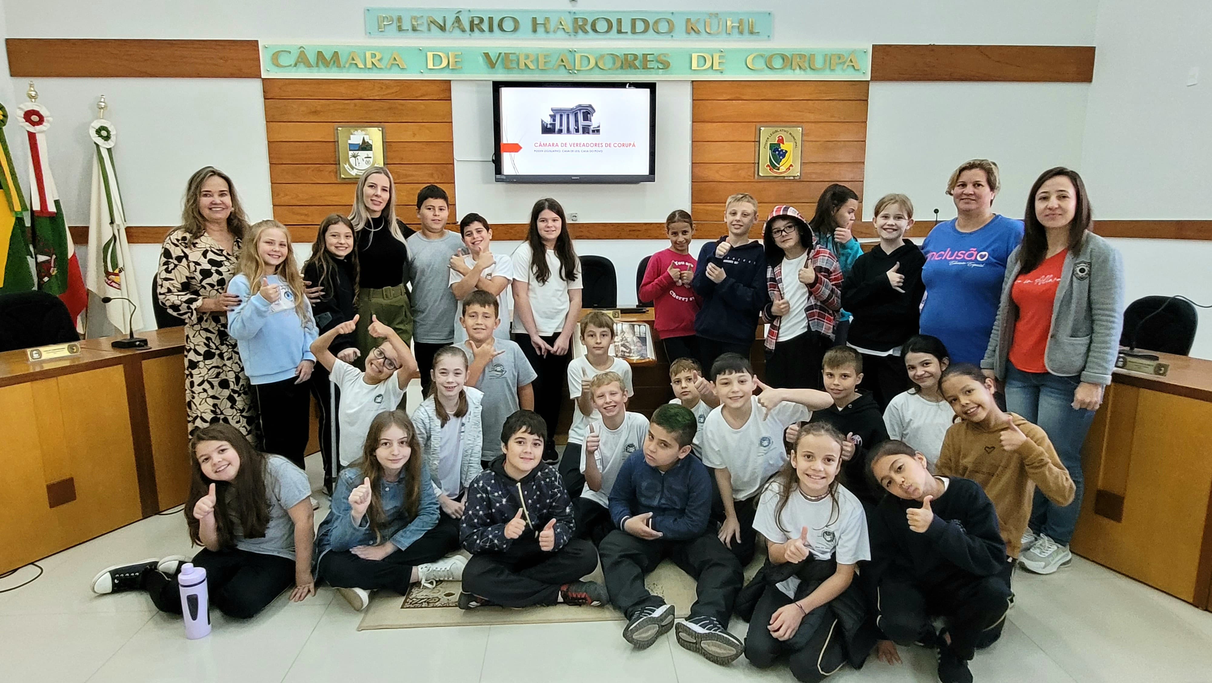 Alunos da Escola Municipal Aluísio Carvalho de Oliveira visitaram a Câmara de Vereadores