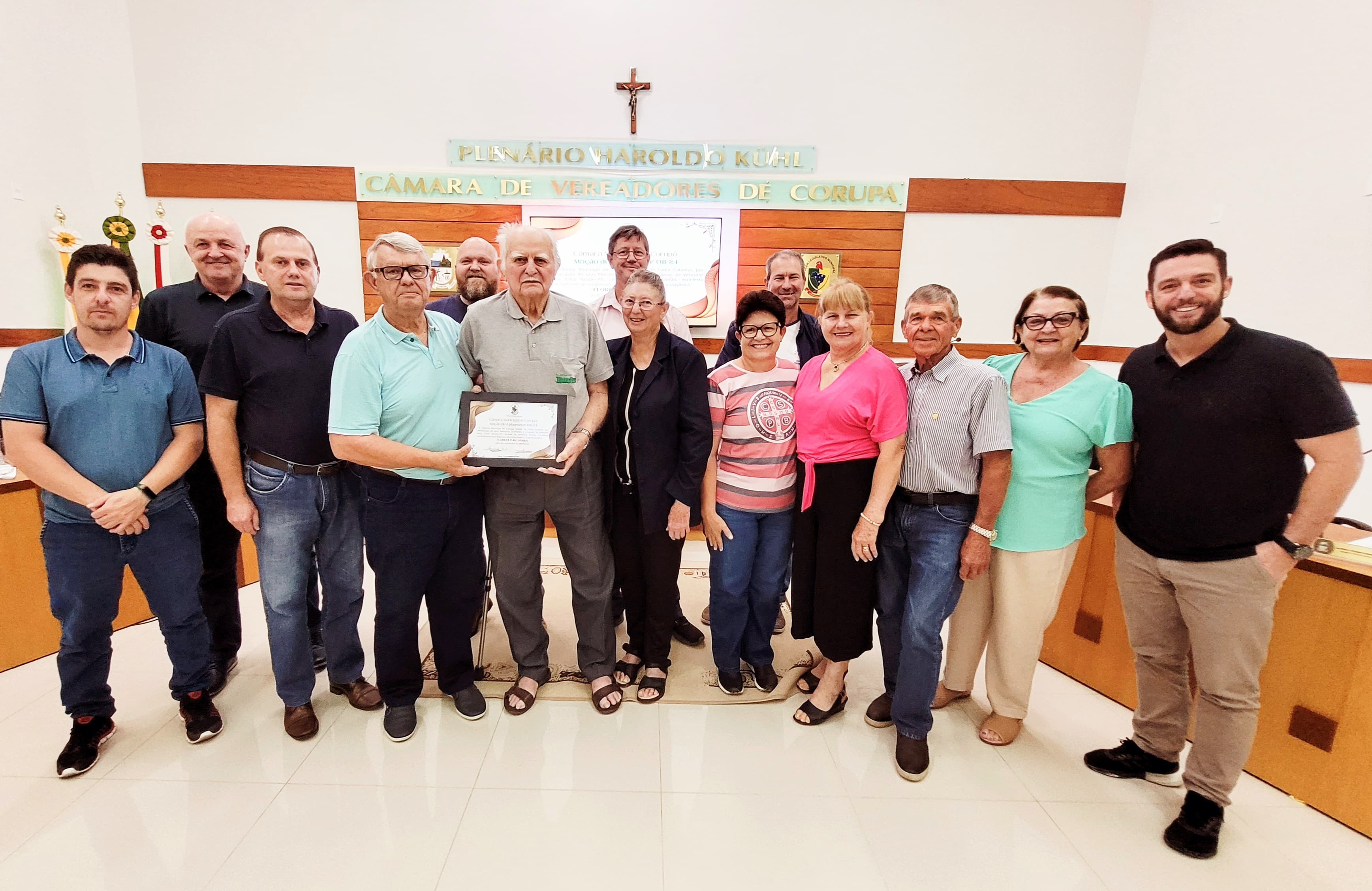 Câmara de Vereadores realizou entrega de "MOÇÃO DE APLAUSOS" durante sessão ordinária para Floricultura Darius de Corupá.