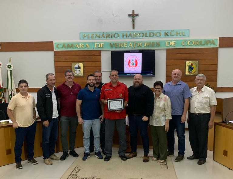 Comandante dos Bombeiros Voluntários recebe homenagem pelos 25 anos de corporação