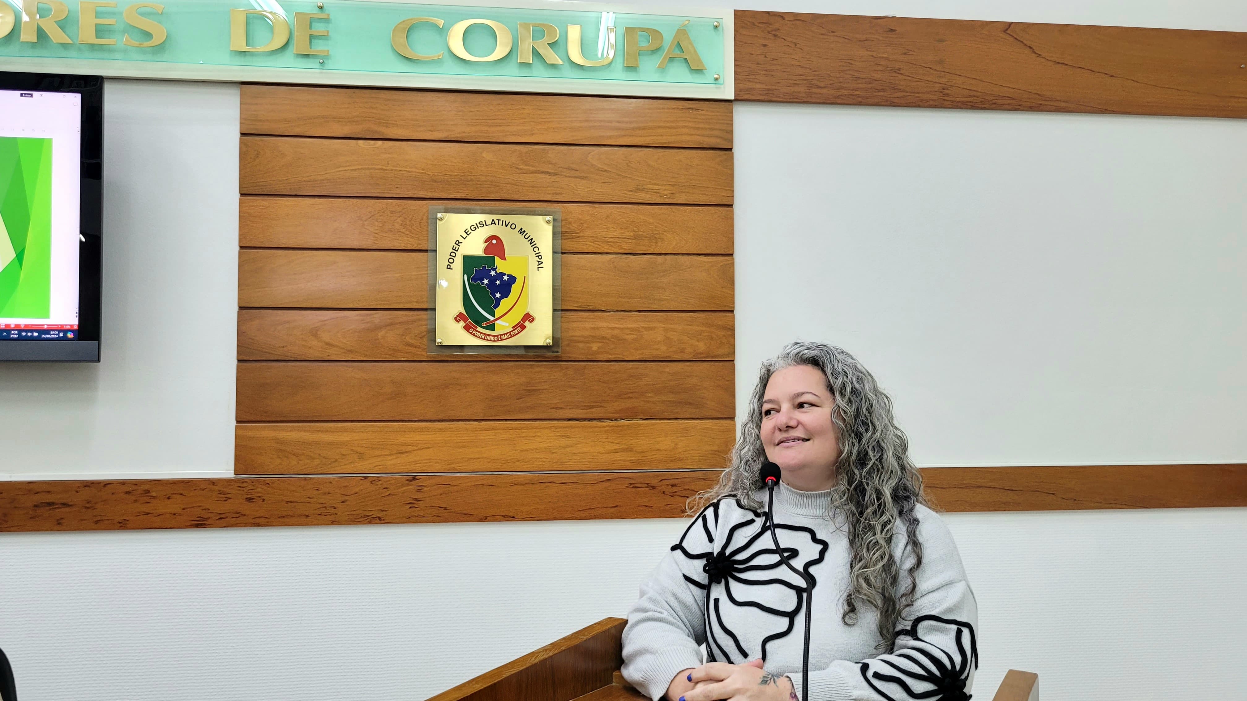 PROFESSORA E PROPRIETÁRIA DE ESCOLA DE ARTE, KAMILA LAMGHAMER, PARTICIPOU DA TRIBUNA LIVRE DA CÂMARA