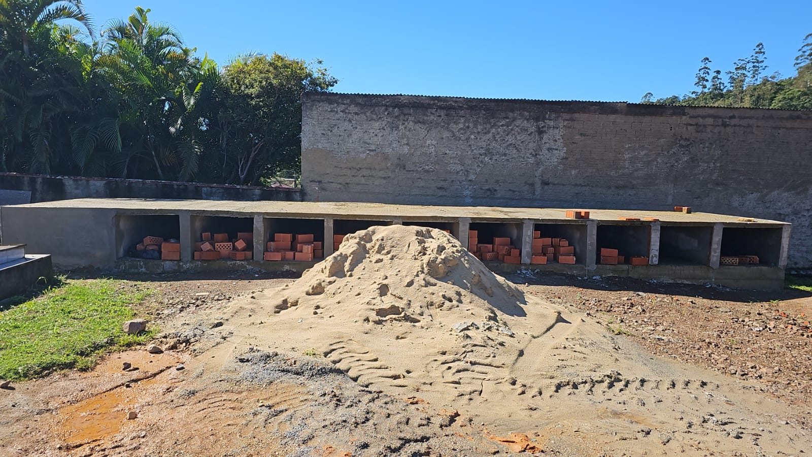 PROJETO DE LEI DA CÂMARA, AUTORIZA O MUNICÍPIO A RECEBER EM DOAÇÃO MÃO DE OBRA DA MARMORITEC, PARA CONCLUSÃO DE ALA NO CEMITÉRIO VERTICAL