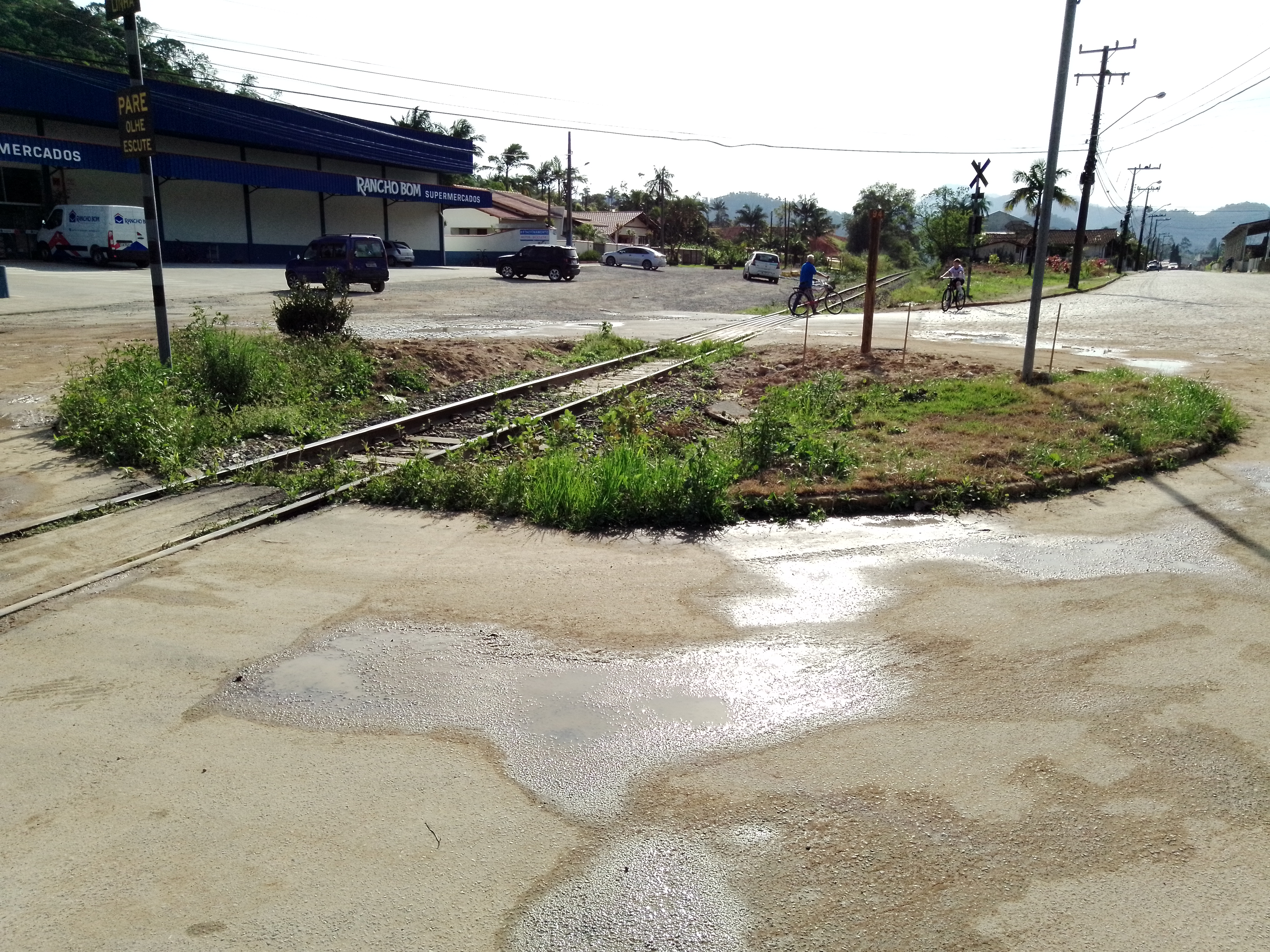 Situação de rotatória e asfalto danificado no bairro João Tozini devem ser resolvidos em breve, sinaliza prefeito