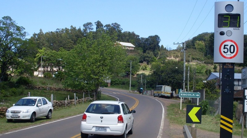 Vereador pede instalação de redutores eletrônicos de velocidade e construção de lombadas em ruas pavimentadas de Corupá