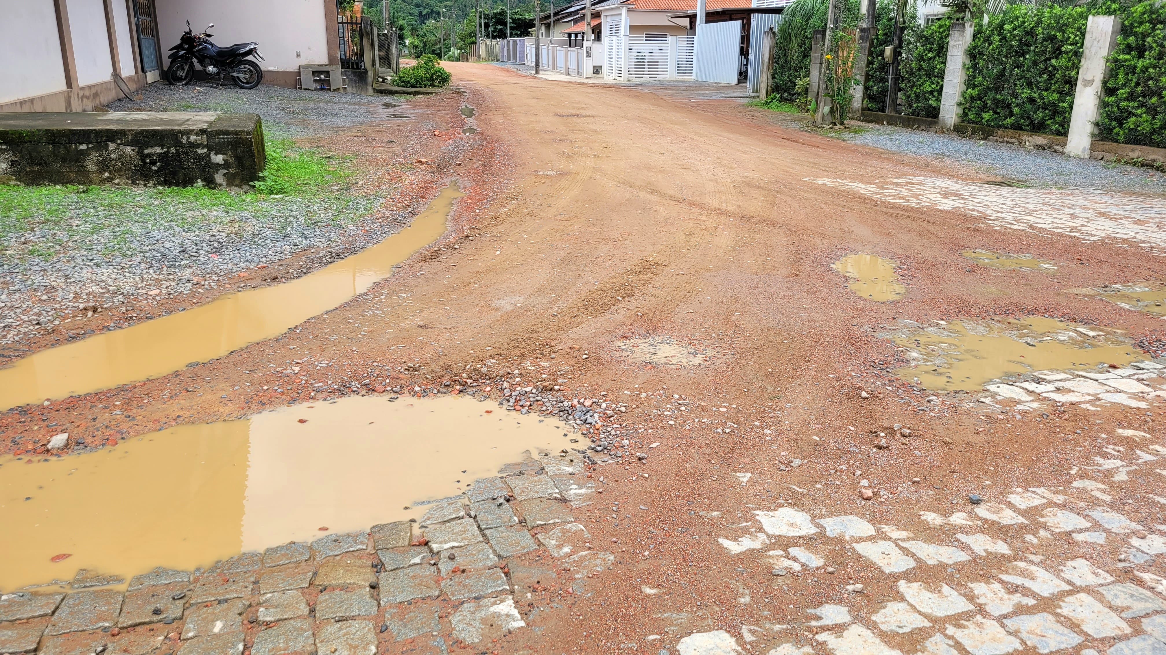 VEREADORES FAZEM INDICAÇÃO PARA EXECUTIVO REALIZAR PAVIMENTAÇÃO EM RUAS LATERAIS DO BAIRRO JOÃO TOZINI