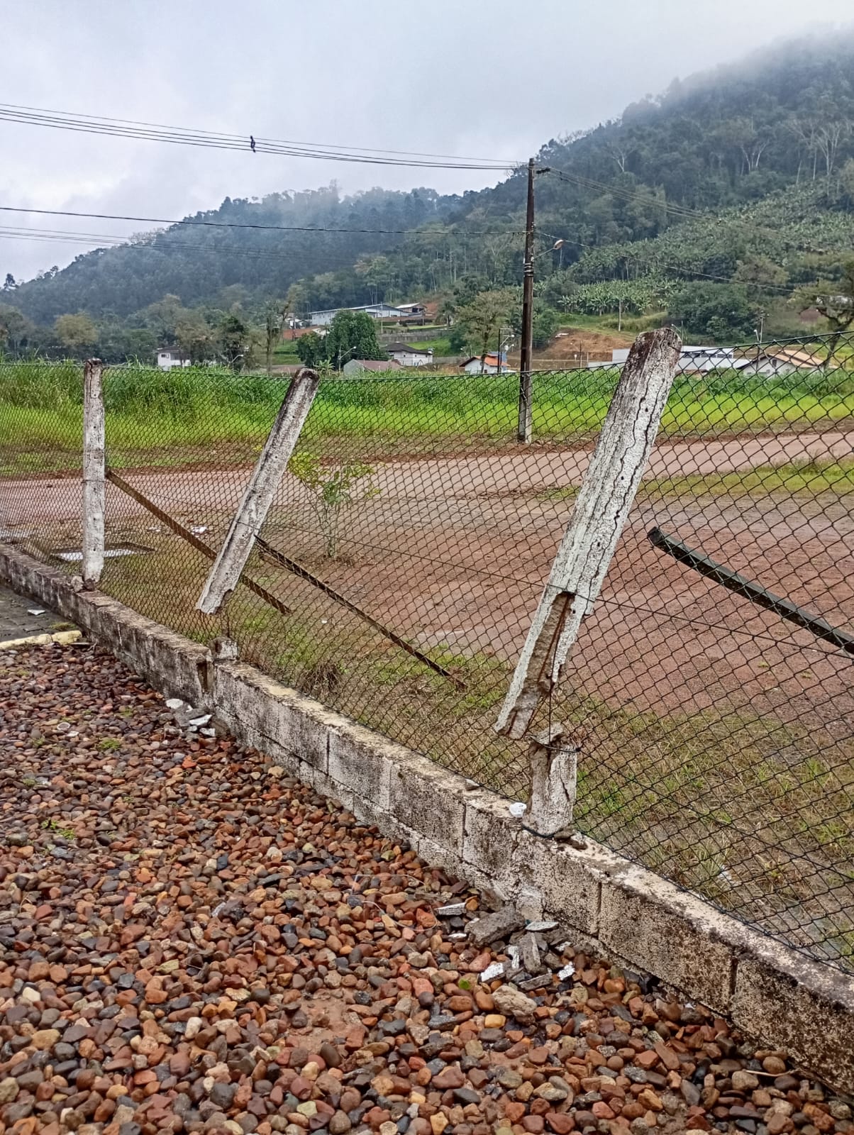 VEREADORES FAZEM INDICAÇÃO PARA MANUTENÇÃO EM CEI DO BOMPLANDT, QUE APRESENTA GOTEIRAS E CERCA DANIFICADA