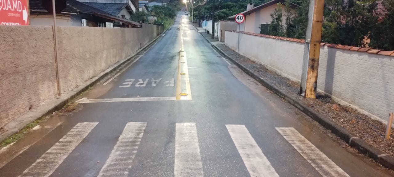 VEREADORES FAZEM SOLICITAÇÃO PARA DELIMITAR ESTACIONAMENTO APENAS EM UM LADO DA RUA LINO WEIDNER